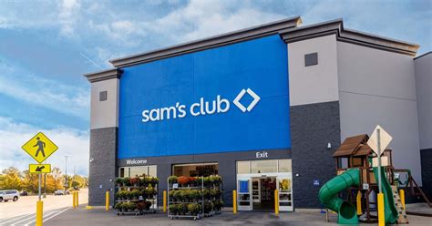 Does Sam's Club Print Photos in Store: Exploring the Intersection of Convenience and Creativity